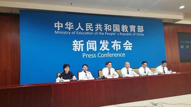 以下是一些适合不同年龄段孩子的编程教材推荐：
